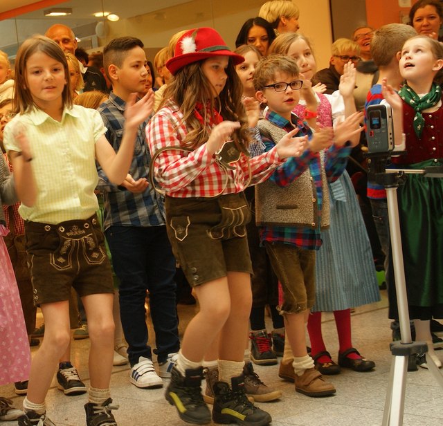 Zum Titel "Rock mi" von Voxxclub tanzten und plattelten die Schüler der VS Neue Heimat.