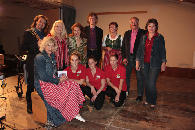 Pusarnitz, Fernandes Elias, Margot Paar, Monika Müksch, Wolfgang Unterlercher, Berta Podesser, Gerald Preiml, Haerma Hartweger; vorne links Ingrid Sommer, Manuela Gorgasser, Lena Barzauner, Michelle Glantschnig
