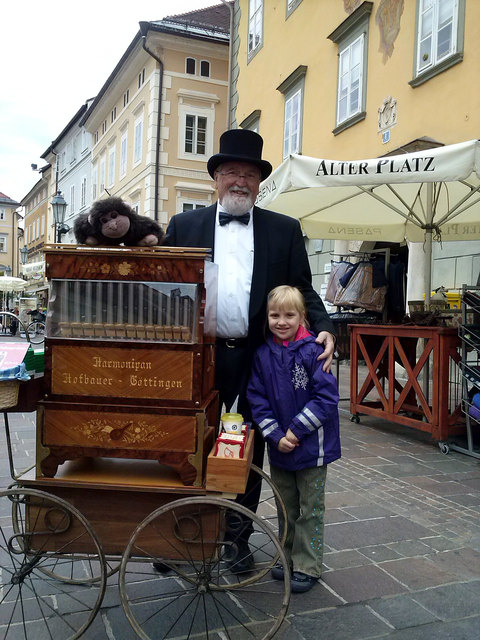 Ein sehr liebenswürdiger Leierkastenmann, eine Drehorgel, tolle Musik....da musste sich Claudia unbedingt dazu gesellen...und wurde sehr freundlich behandelt!