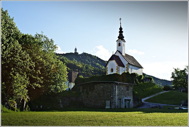Die kleinere Winterkirche, ehemaligen Stiftskirche. Im Hintergrund der Pyramidenkogel