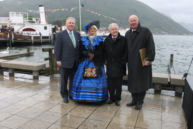 Ina Maria Derflinger mit Bürgermeister Heinz Köppl, Landeshauptmann Josef Pühringer und Karlheinz Eder.