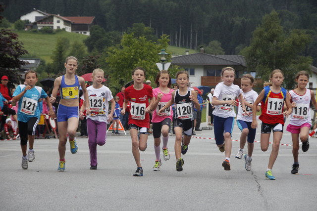 Viele Kinderklassen, Mädchen wie Burschen, sorgen mit den Erwachsenen für einen tollen Lauf-Nachmittag in Breitenbach. | Foto: Foto: Lauftreff
