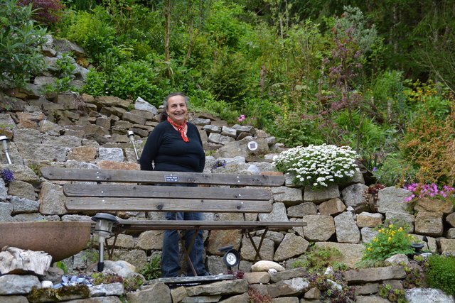 In mühevoller Kleinarbeit hat Hermine Reisenbichler ihren Naturgarten in steiler Hanglage mit Trockensteinmauern terrassiert.