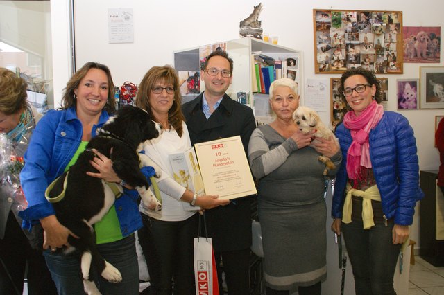 Sabine Danzinger, Andreas Minnich, Jazz Gitti und Anna-Margareta Schrittwieser gratulierten Angela Lackermayer (2.v.li) zum zehnjährigen Firmenjubiläum.
