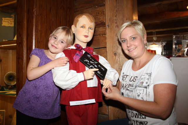 Eine Schaufensterpuppe aus den 20er Jahren fanden Magdalena und Karin zum Anschmiegen.