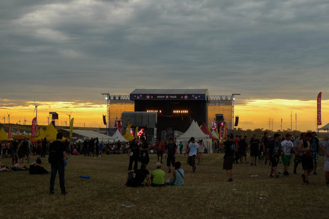 Auch wenn auf dem Nova Rock die Musik eine zentrale Rolle spielt, konnte ich einen genialen Sonnenuntergang einfangen. Mit Musik im "Hintergrund" war das definitiv ein magischer Moment.