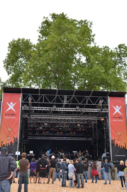 Picture On Festival - Bühne mit Platane im Hintergrund