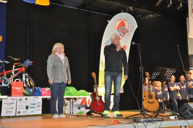 Bürgermeisterin Brigitte Lackner und Vizepräsident des ASVÖ Tirol Hubert Piegger begrüßen die ca. 600 Besucher