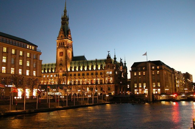 Hamburger Rathaus am Abend