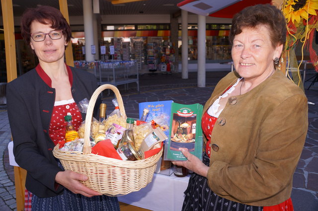 Marianne Gauger und Anni Zirnitzer mit Produkten vom Pongauer Bauernladen.