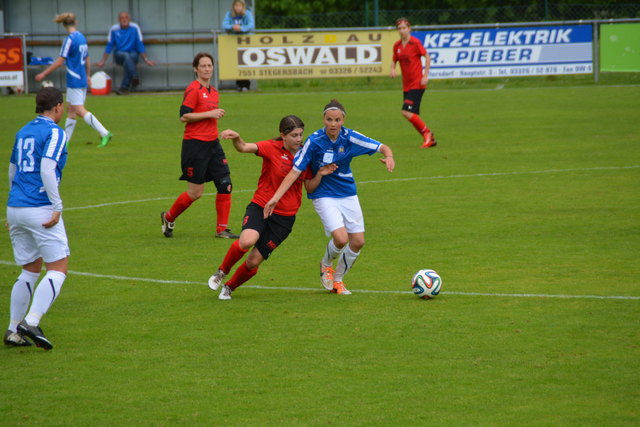 Jennifer Klein deckt hier den Ball geschickt gegen Jennifer Köppel ab.