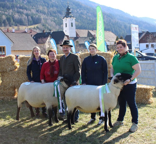 Familie Hofer mit ihren zwei Landessieger Schafen