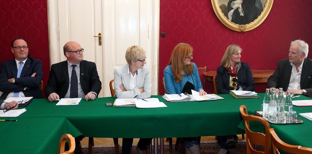 Mag. Friedrich Dallamaßl, WKO OÖ; Laurenz Pöttinger, Metallwerkstätten Pöttinger GmbH; Bildungslandesrätin Mag.a Doris Hummer; Barbara Pitzer, M.Ed., Landesschulinspektorin; OLFWE Annemarie Thallner, Fachinspektorin; o.Univ.Prof. DDr. Bruno Buchberger (v. l.). | Foto: Land OÖ/Kauder