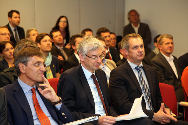 Wirtschaftslandesrat Michael Strugl (2. v. li) und Kirchdorfer-Zement Geschäftsführer Erich Frommwald (li.), Energiesprecher der Sparte Industrie in der WKOÖ bei der LEEN-Auftaktveranstaltung in Linz.