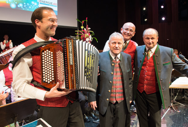 Energie AG-Generaldirektor Leo Windtner (2.v.l.) überreichte an Obmann Manfred Harringer (2.v.r.) und Kapellmeister Wolfgang Zopf (r.) das Geburtstagsgeschenk – eine neue Ziehharmonika aus dem Hause Lanzinger. | Foto: Energie AG