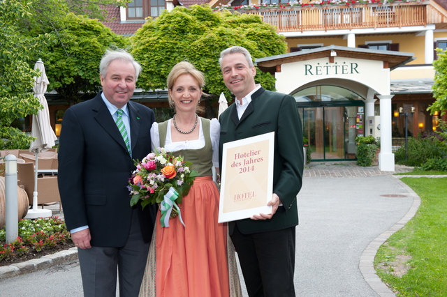 LH-Stv. Hermann Schützenhöfer, Ulrike und Hermann Retter vor dem Hotel Retter in Pöllauberg.