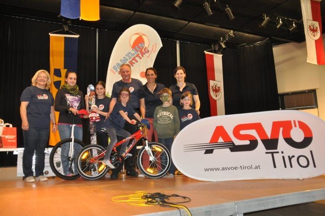 Die glücklichen Gewinnerinnen der Hauptpreise mit ASVÖ Bezirksobmann Pepi Stöckl und Bürgermeisterin Brigitte Lackner.