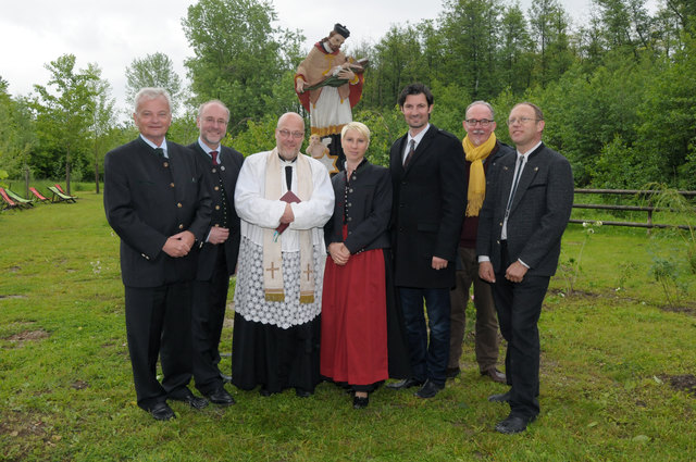 Vertreter des Landes, der Gemeinde und der Volkskultur bei der Einweihung.