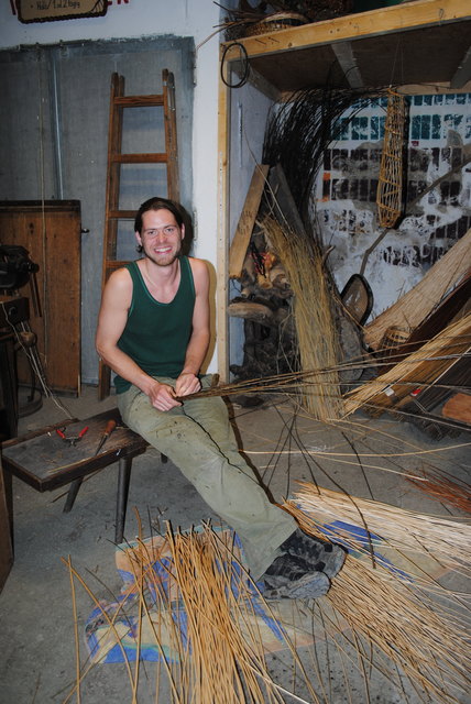 In seiner Werkstatt in der Ulrichgasse 1 fertigt Luc Bouriel aka Korbsalix für seine Kunden Weidenwaren nach Wunsch an. | Foto: Franziska Bukowsky