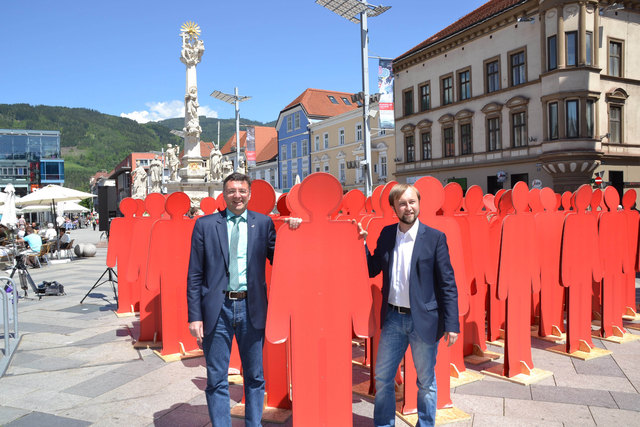 Jörg Leichtfried und Max Lercher erklären die SPÖ-Aktion zur EU-Wahl auf dem Leobener Hauptplatz. | Foto: Weeber
