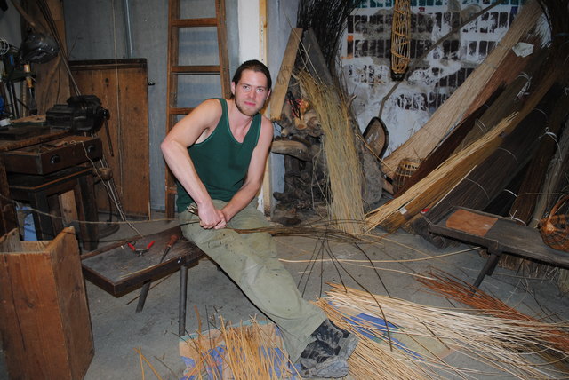 In seiner Werkstatt in der Ulrichgasse 1 fertigt Luc Bouriel aka Korbsalix für seine Kunden Weidenwaren nach Wunsch an. | Foto: Franziska Bukowsky