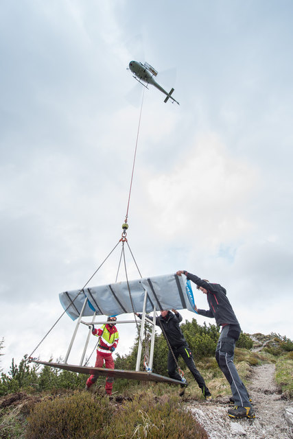 Die Panorama-Schautafeln wurden mittels Hubschrauber transportiert.