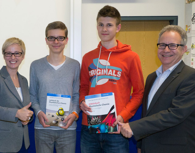 Diese zwei passionierten Nachwuchs-Chemiker haben es geschafft! Sieger Matthias Kaltenböck (2.v.r.) und Christian Sonnleitner auf Platz 2 (2.v.l) freuen sich gemeinsam mit Bildungslandesrätin Doris Hummer und Fachvertreter Wolfgang Lux über ihr ausgezeichnetes Engagement. | Foto: WKO