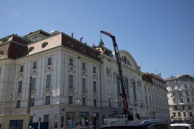 Schwieriger Job: Fassaden-Kletterer am Konzerthaus | Foto: Carlos Suárez