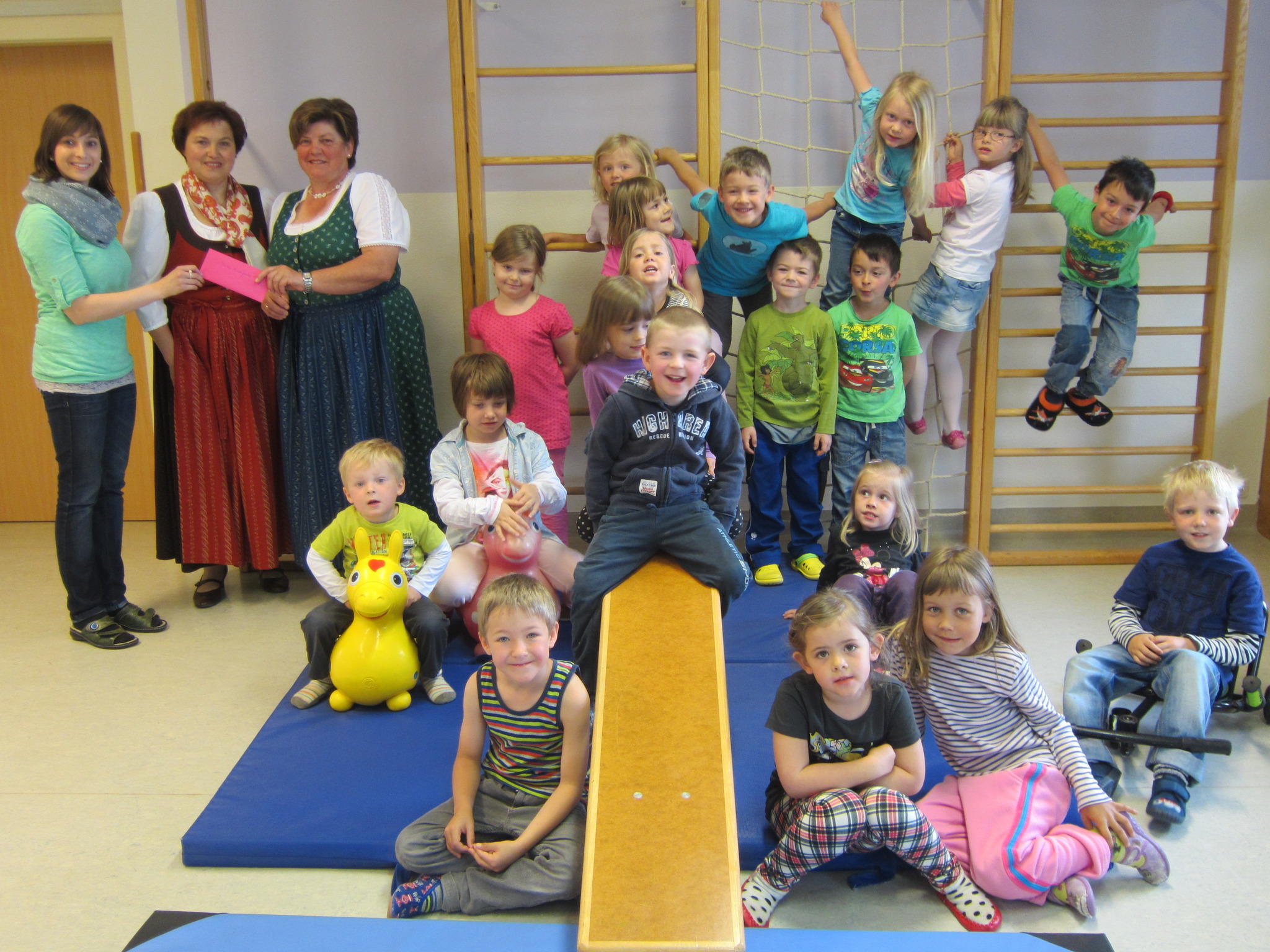 Die Goldhaubengruppe Rohr sponsert neue Turngeräte für den Rohrer