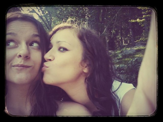 Träumen von einer gemeinsamen Familie: Ernesa (23) und Lejla Sarcevic (23) fühlen sich in Graz wohl. | Foto: KK