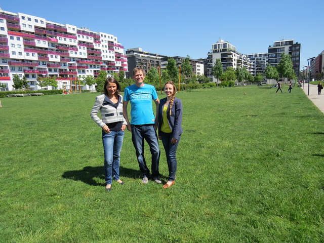 Susanne Delle Karth (Bürgerbeteiligung), Peter Rippl (Anrainer) und Cornelia Lerchbaumer (MA 21) im bereits realisierten Bednar-Park am ehemaligen Nordbahnhof.