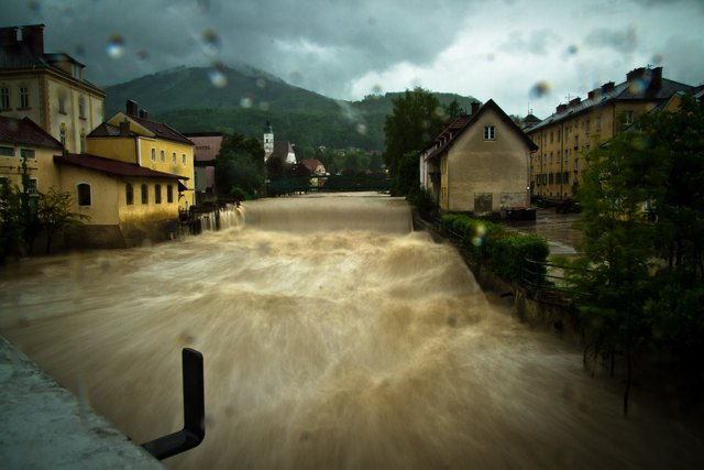 Dieses beeindruckende Bild der gewaltigen Wassermassen, die die Scheibbser Altstadt überflutet haben, hat Rene Wieland geschossen.