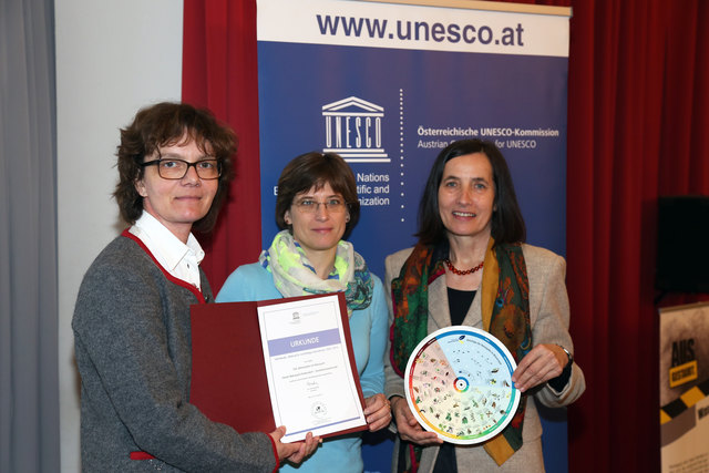 Susanne Käfer und Gabriela Orosel vom Naturpark Purkersdorf sowie Gabriele Eschig (UNESCO) bei der Übergabe der Auszeichnung. | Foto: Archiv/ ÖUK/ Othmar Pehböck