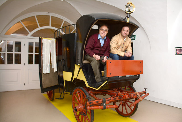 Hoch auf dem gelben Wagen: Wilfried Auer und Friedrich Schwaiger auf dem Kutschbock im Postmuseum Eisenerz (v.l.).