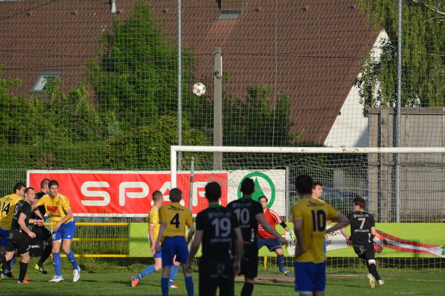 Der Ball senkt sich aufs Gehäuse von Tormann Knogler Andreas