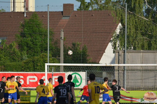 ... Tormann Andres Knogler holt sich diesen Ball ganz sicher herunter