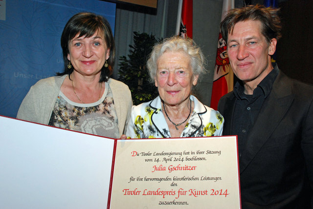 LRin Beate Palfader (li.) überreichte den mit 14.000 Euro dotierten Landespreis für Kunst an Julia Gschnitzer (Schauspielerin). Die Laudatio kam von Tobias Moretti (Foto: Land Tirol/Schwarz)
