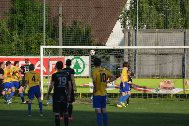 Leider ist der Tormann Andreas Knogler verdeckt. Aber den Ball fängt er sicher