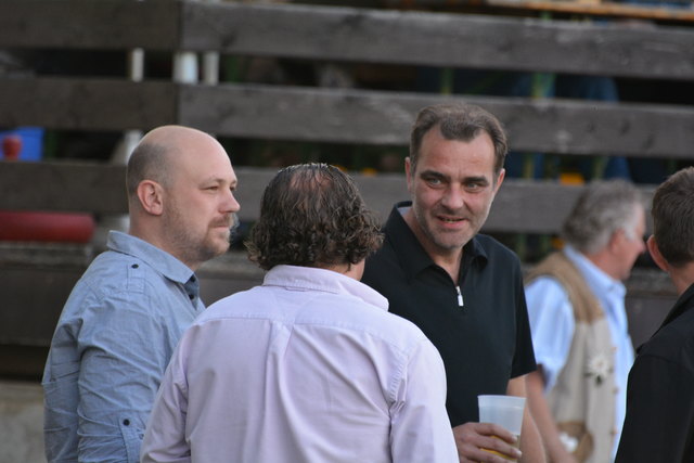 Ein Blick zu den Fans: Roman Szabo, Manuel Hochmeier, ...