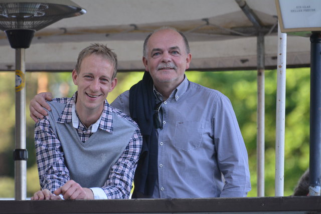 Prominente Zuschauer: Gastwirt Rainer Roitmeier mit seinem Zimmergast, einem Architekten aus dem Pinzgau, der, wie er selbst behauptet, UEFA-Experte ist.