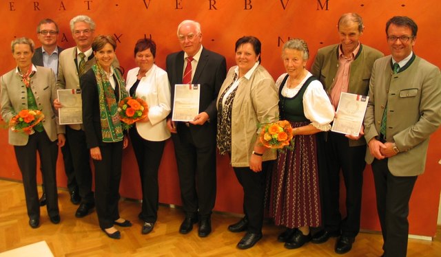 Die Geehrten mit Gästen (v.l.): Ruperta und Jakob Rohrmoser, Markus Graggaber, Landtagspräsidentin Brigitte Pallauf, Rosi und Hans Schrempf, Vizebürgermeisterin Barbara Saller, Lisi und Sepp Kreuzberger mit Stadtrat Sepp Mayrhofer. | Foto: Foto: Michael Saller
