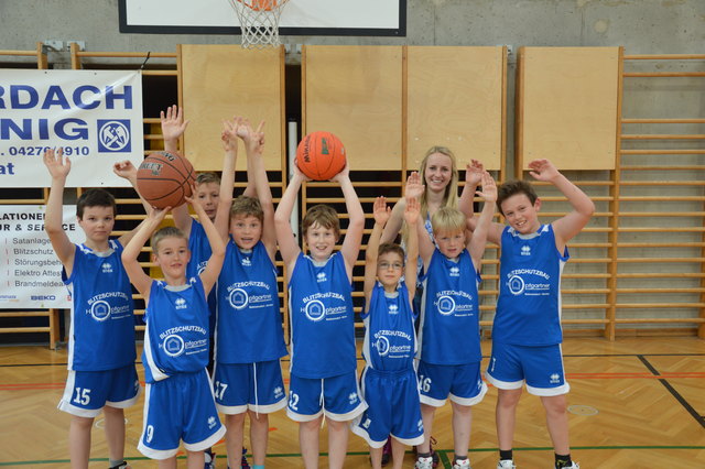 Trainerin Magdalena Schlintl und ihr Team, die U10 der "Tigers"