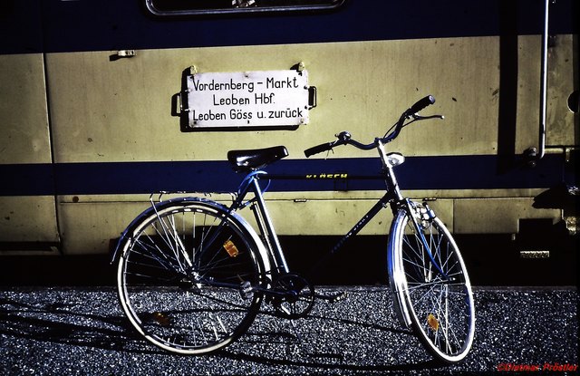 Diese Fahrt fand vor ca 30 Jahren statt. Das Rad habe ich  huckepack im Zug mitgenommen und von VORDERNBERG MARKT -  ein Bahnhof, der ein armseliges Dasein fristet -nur das Wintersportmuseum ist noch untergebracht -.Von hier aus wurde die Fahrt nach LEOBEN angetreten.