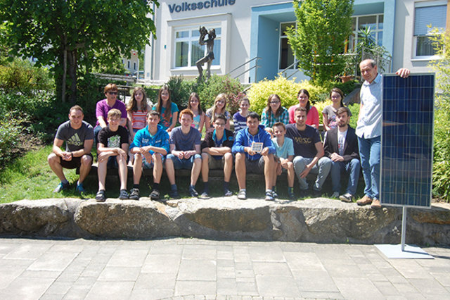 3. Klasse der Neuen Mittelschule Randegg mit Dir. Wolfgang Pfaffenbichler (1. Reihe rechts), Lehrerin Armgard Pfaffenbichler (2. Reihe links) und Studenten der FH Wiener Neustadt Campus Wieselburg