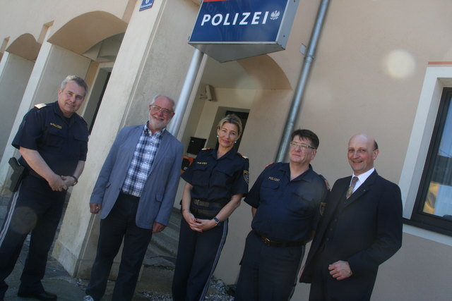 Leoold Heindl, Bürgermeister Hermann Kühtreiber, Noch ein letztes Mal bei der PI Zwentendorf zusammengekommen: Chefinspektor Leopold Heindl, Bürgermeister Hermann Kühtreiber, Bezirkspolizeikommandantin Sonja Fiegl, Zwentendorfs Polizei-Kommandant Edi Fitzka und Bezirkshauptmann Andreas Riemer.