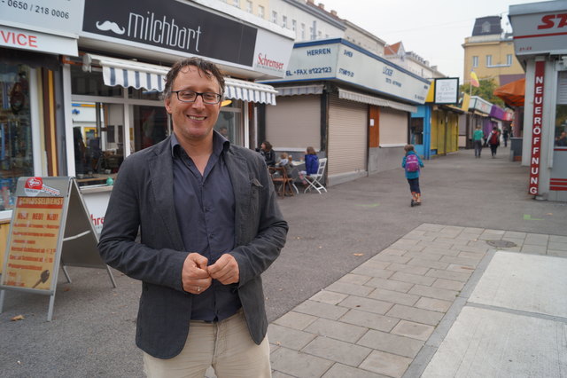 Alles einsteigen am Meidlinger Markt: Eugene Quinn von der Initiative "spaceandplace" organisiert die Bustour.