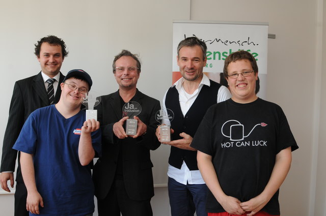Die Inklusionspreis-Preisträger:Hanspeter Stangl mit "Baju" Stijakovic, Alf Altendorfer (Radiofabrik) und Karate-Trainer Manfred Holzer (Samurai) mit Karateschüler Stefan Esterer.