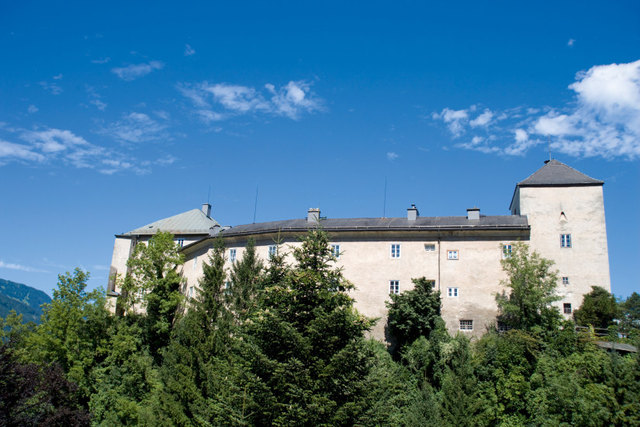 Auf einem Felssporn mitten im Markt befindet sich die mittelalterliche Burg Golling mit ihrem Museum.Derzeit gibt es eine Sonderausstellung namens "Im Reich der Kristalle". | Foto: tennengau.com