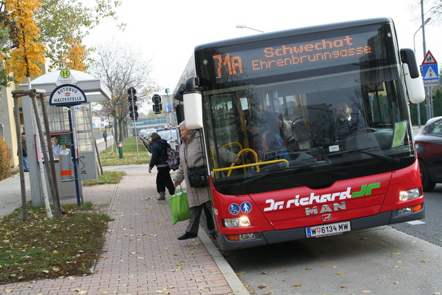 Eine zusätzliche Busgarnitur verstärkt die Kaiserebersdorfer Linie zu den Hauptverkehrszeiten.