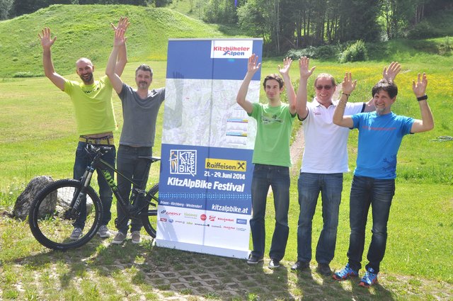 Winken als Gehörlosen-Beifall: K. Exenberger, K. Tropper, D. Mayr, M. Salcher, M. Larch.